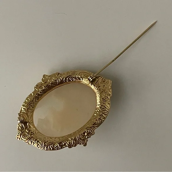 Vintage Brooch Goldtone Mother and Child Cameo Metal Pin (Possibly 1928 Brand) - Picture 7 of 16